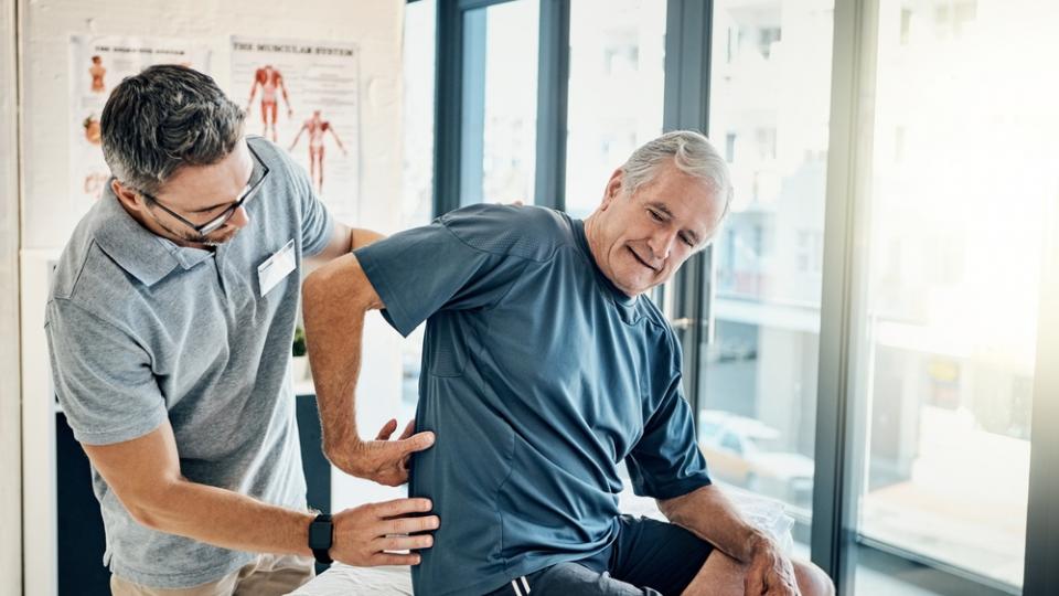 Mann beim Therapeuten vor der Frequenztherapie
