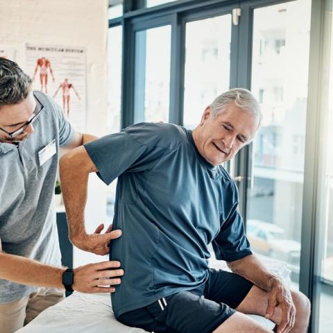 Mann beim Therapeuten vor der Frequenztherapie