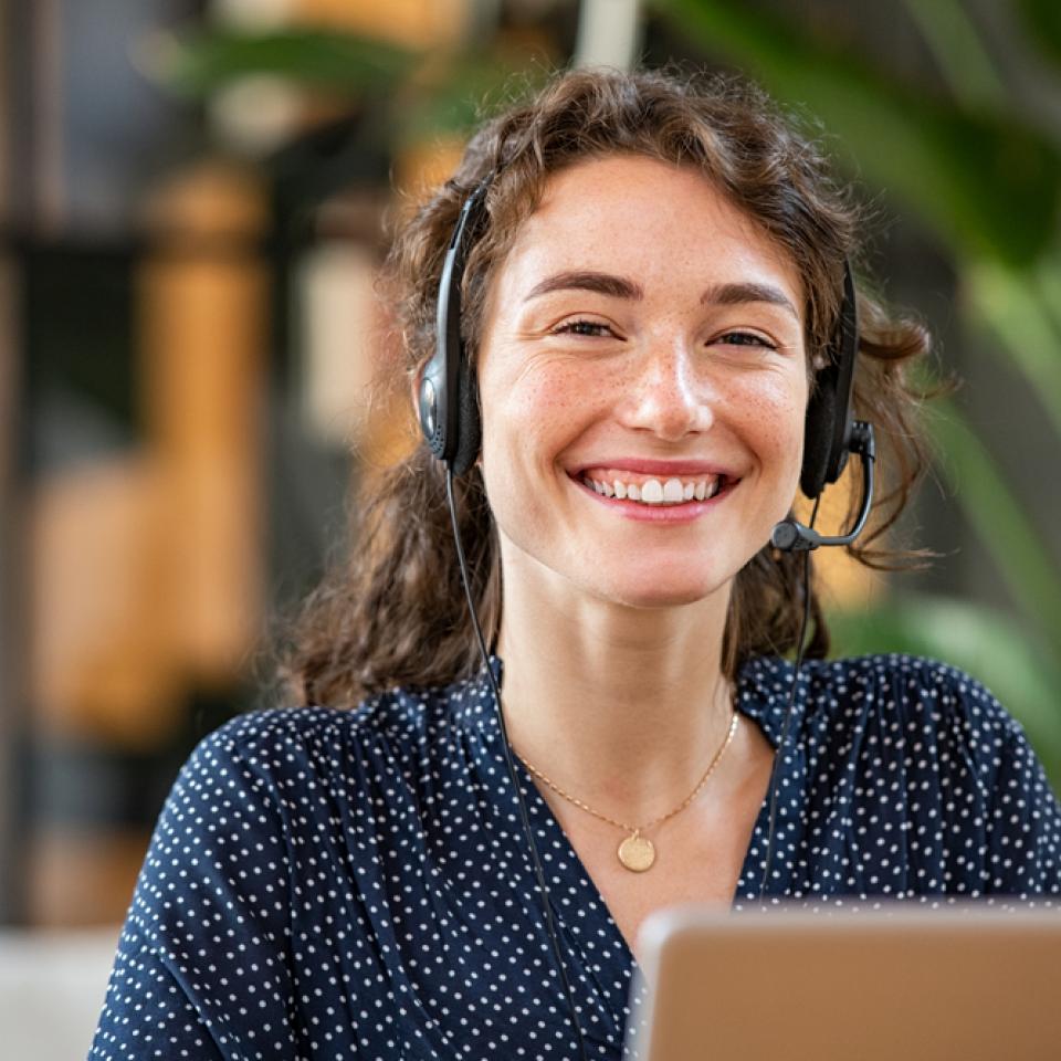 Frau vom Telefon-Support