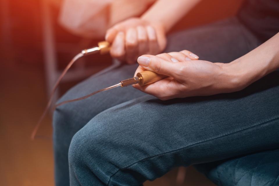 Mensch bei der Anwendung von Frequenztherapie