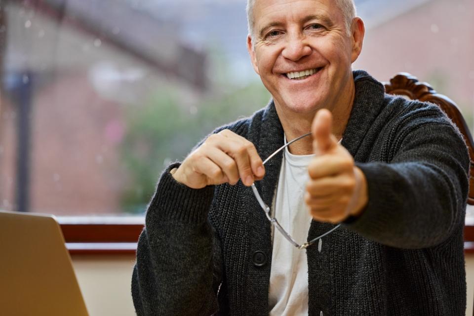 Frequenztherapie-Therapeut ist erfreut über Listung
