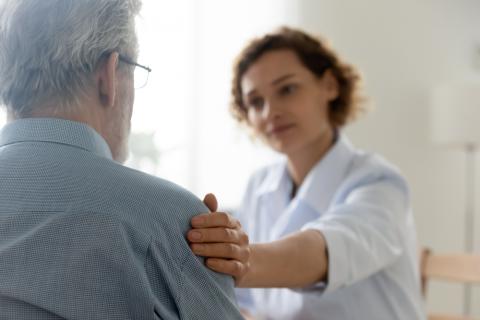 Therapeutin mit einem Patienten
